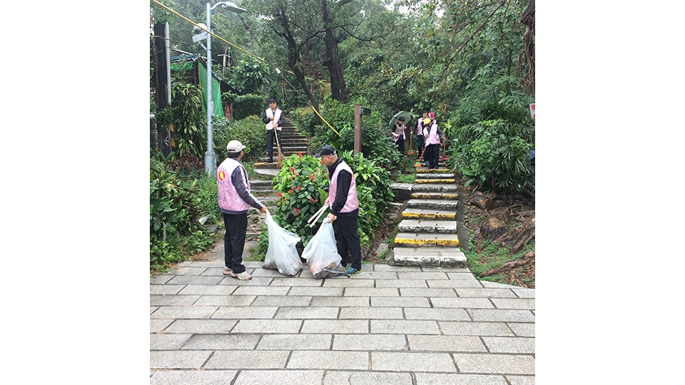 淨山活動讓山林步道回復清爽， 也帶來同仁們與大眾宣導節能的契機。